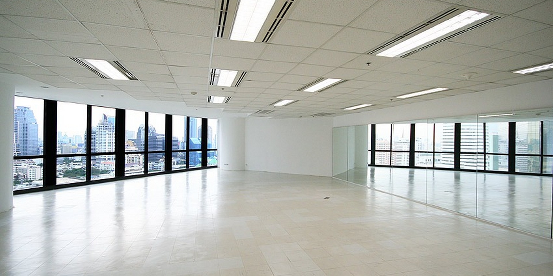 อาคารสํานักงานให้เช่า ออฟฟิศให้เช่า สีลม สาทร พระราม 4 อาคารยูไนเต็ด เซ็นเตอร์  United Center